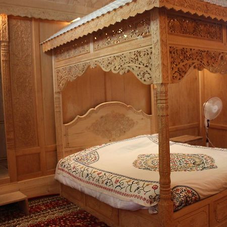 Khilona Luxury Heritage Houseboats Srīnagar Екстериор снимка