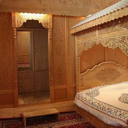 Khilona Luxury Heritage Houseboats Srīnagar Екстериор снимка