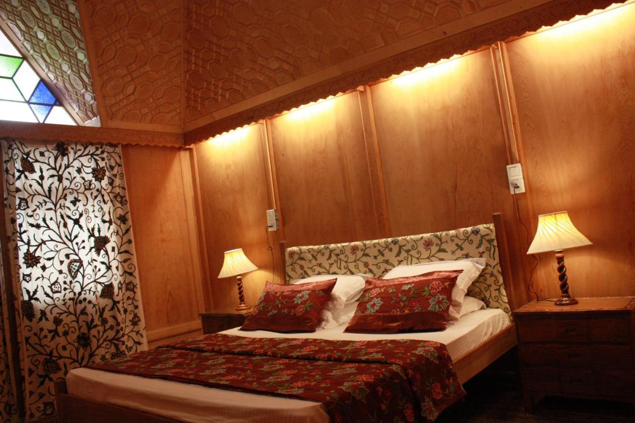 Khilona Luxury Heritage Houseboats Srīnagar Екстериор снимка