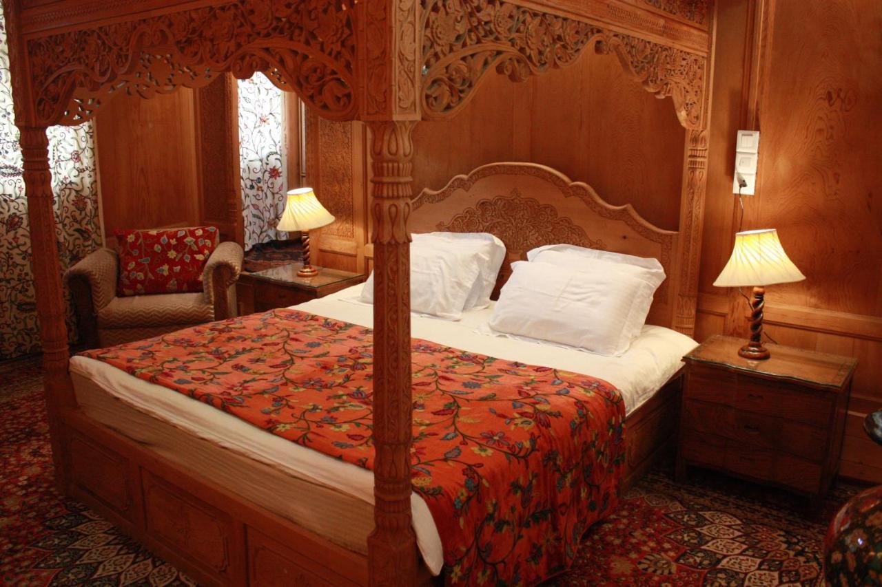 Khilona Luxury Heritage Houseboats Srīnagar Екстериор снимка
