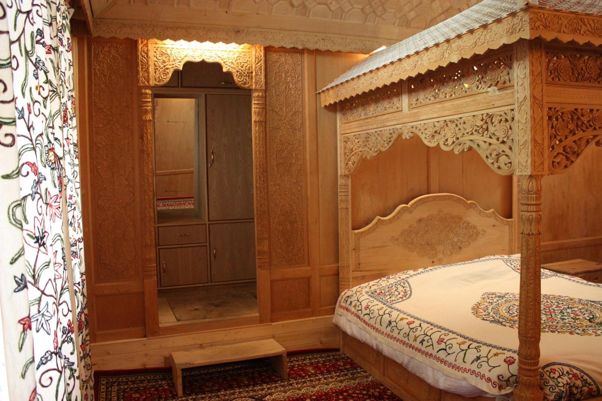 Khilona Luxury Heritage Houseboats Srīnagar Екстериор снимка