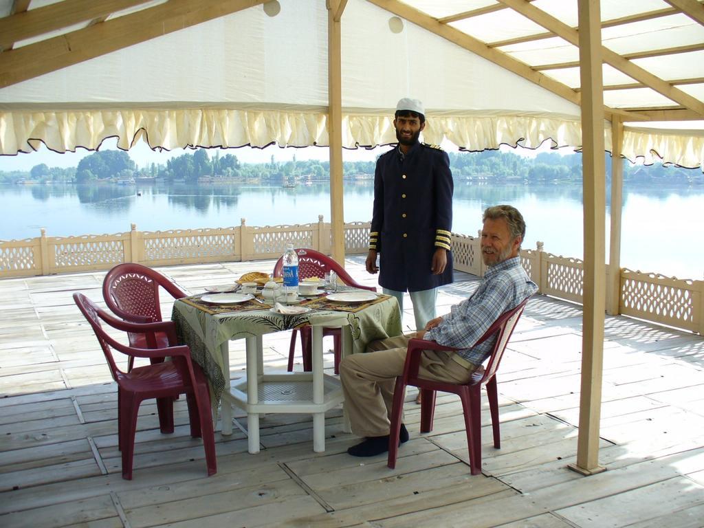 Khilona Luxury Heritage Houseboats Srīnagar Екстериор снимка